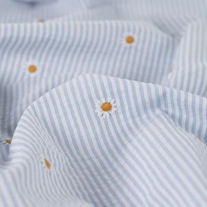 Hovedbilde Daisy Stripe Lys Bl&aring; - Seersucker Brodert Bomull