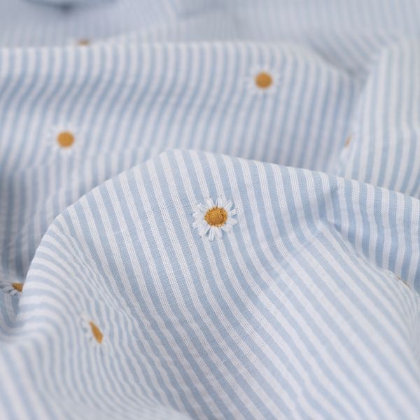 Daisy Stripe Lys Bl&aring; - Seersucker Brodert Bomull