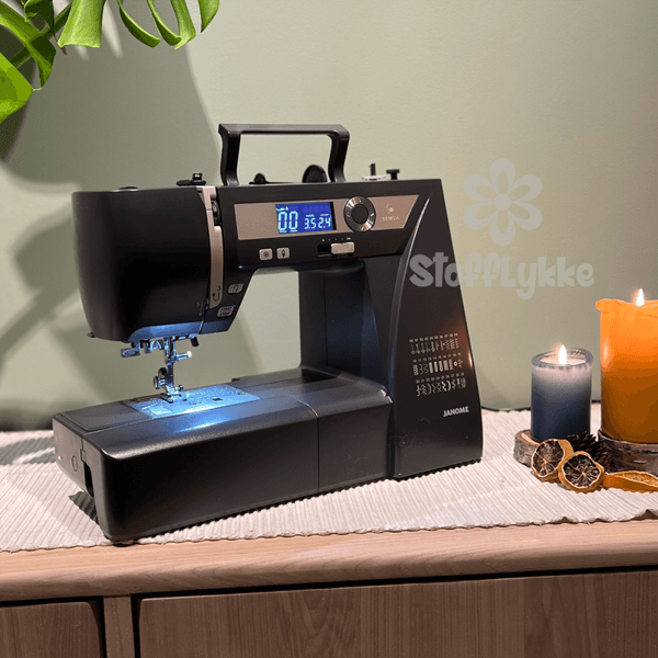 Janome SewLA Grafittgr&aring; m/Toalettmappem&oslash;nster